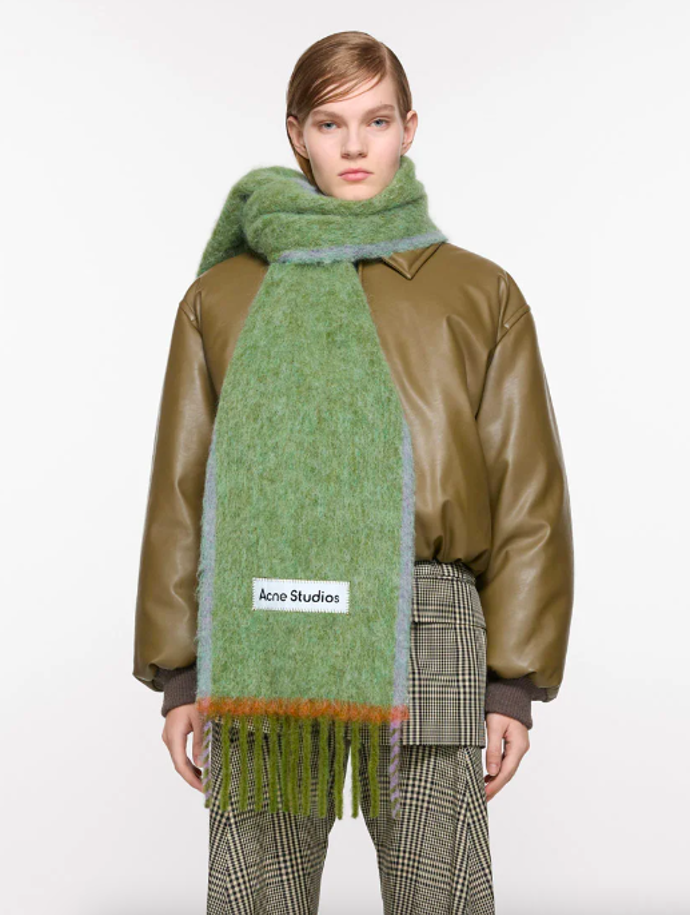 Mohérová šála, Acne Studios, 270 eur
