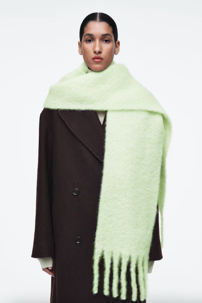 Mohérová šála, COS, 89 eur 
