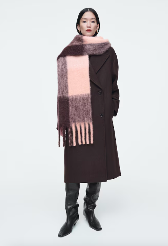 Mohérová šála, COS, 89 eur 
