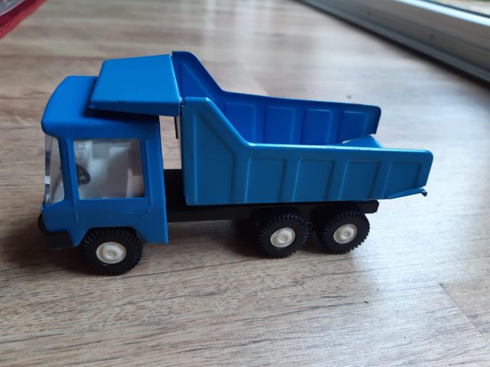 Náklaďák od firmy Igra. Tehdy to bylo přání pod stromeček mnoha dětí.

