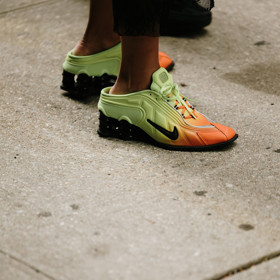 Trendy tenisky street style
