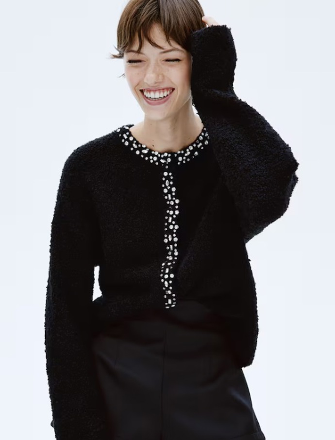 Propínací svetr zdobený štrasem, H&M, 1 199 Kč
