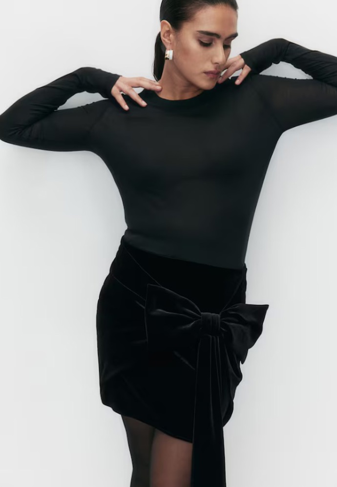Velurová sukně s přední mašlí, H&M, 479 Kč
