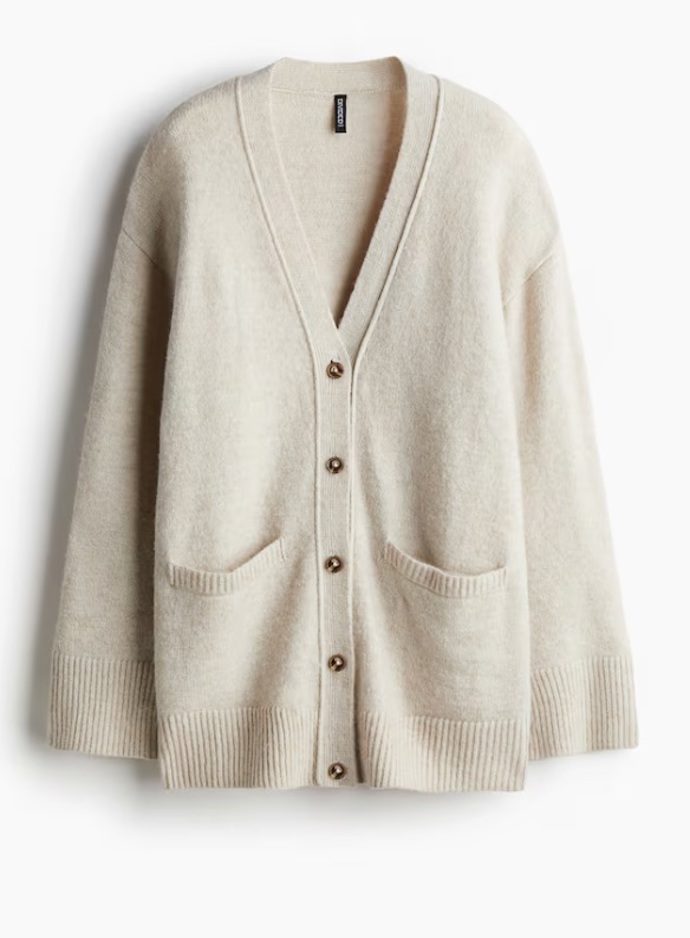 Oversized propínací svetr, H&M, 719 Kč
