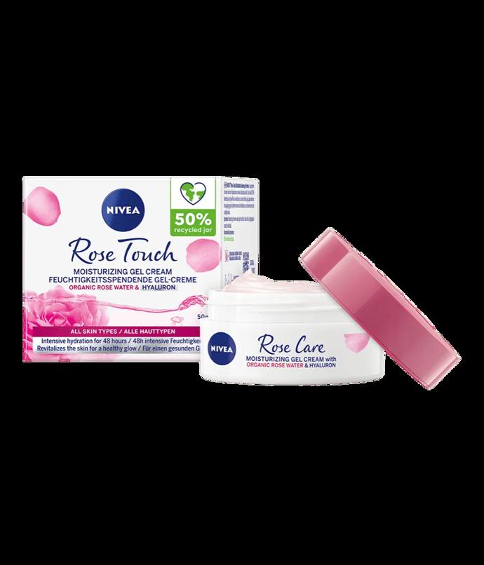 Hydratační denní gel-krém Nivea Rose Touch (50 ml, 239 Kč). Základem gel-krému je organická růžová voda, která pleti poskytne výživu a hydrataci až na 48 hodin. O intenzivní hydrataci se postará kyselina hyaluronová, která zároveň působí jako prevence vzniku vrásek. 

