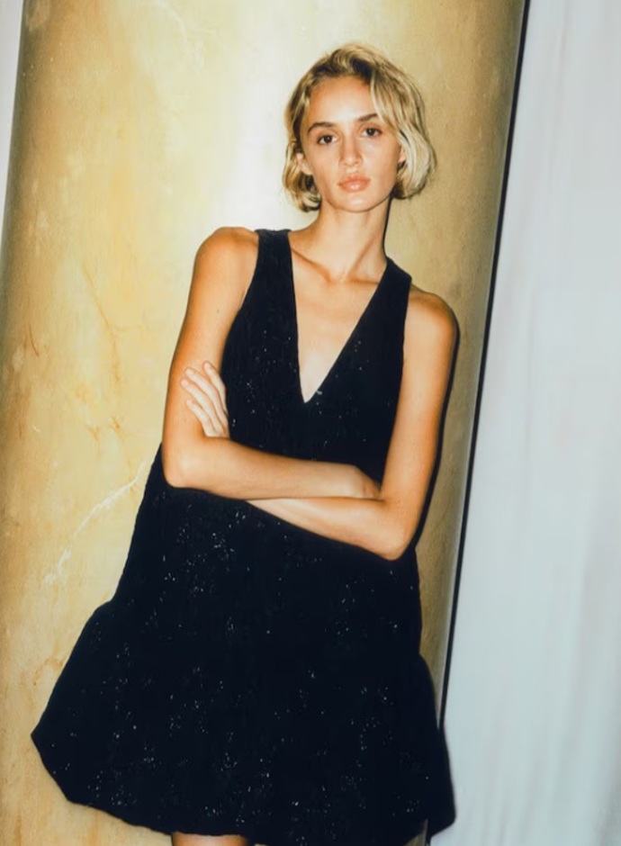 Šaty z žakárové tkaniny s bublinovým lemem, H&M, 839 Kč
