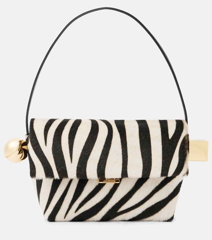 Kabelka Rond Carré calf hair shoulder bag, Jacquemus, 1250 eur
Kabelka Rond Carré calf hair shoulder bag, Jacquemus, 1250 eur