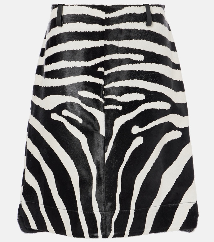 Sukně Tozzi zebra-print calf hair midi skirt, Jacquemus, 1890 eur
Sukně Tozzi zebra-print calf hair midi skirt, Jacquemus, 1890 eur