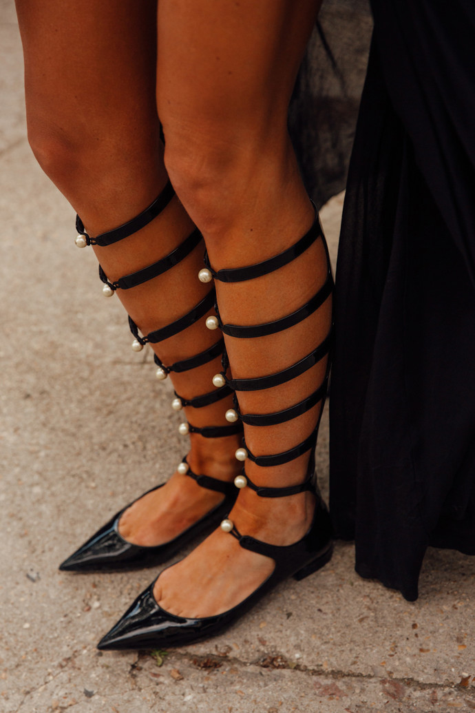 Ploché boty trendy na rok 2025. Street style. 
