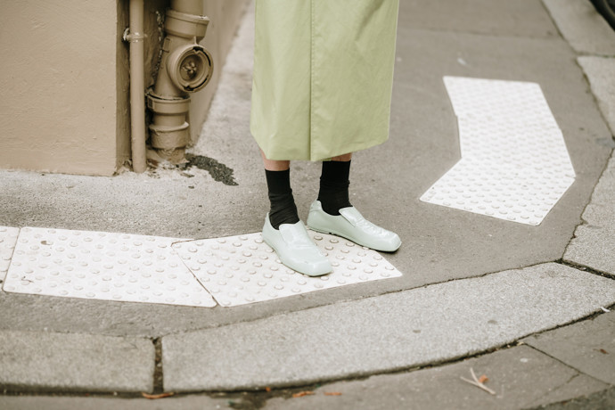 Ploché boty trendy na rok 2025. Street style. 
