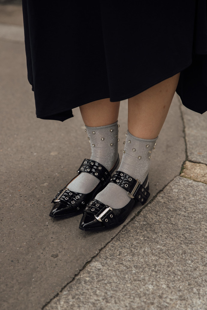 Ploché boty trendy na rok 2025. Street style. 
