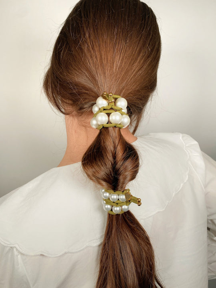 Perlová gumička do vlasů, Scrunchie is back, 39 eur
Perlová gumička do vlasů, Scrunchie is back, 39 eur