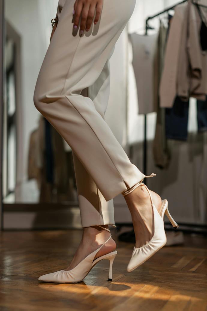 Elegantní kalhoty a lodičky můžete doplnit kratšími šaty ve stejném tónu.
Elegantní kalhoty a lodičky můžete doplnit kratšími šaty ve stejném tónu.