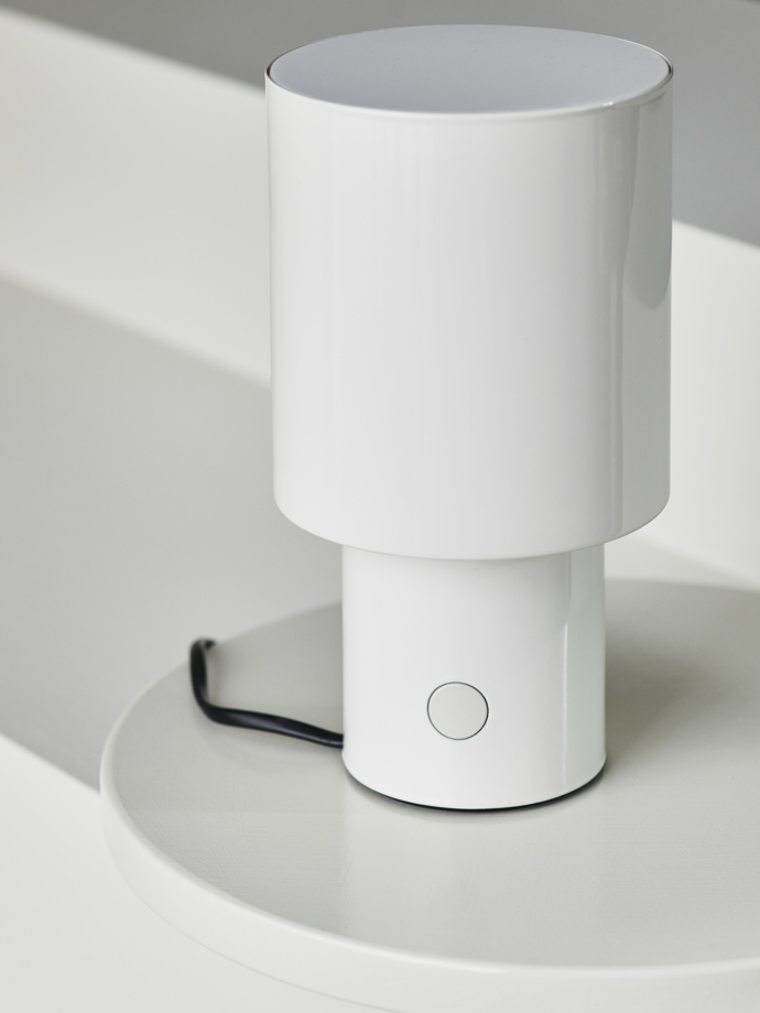 Chytrá lampička SPETSBOJ se stínidlem, které funguje i jako stmívač, Ikea
