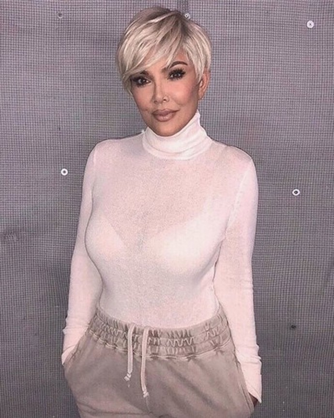 Kris Jenner, matka klanu Kardashians, nosí pixie už delší dobu. Nyní vsadila (místo pro ni typické černé) na blond.
Kris Jenner, matka klanu Kardashians, nosí pixie už delší dobu. Nyní vsadila (místo pro ni typické černé) na blond.