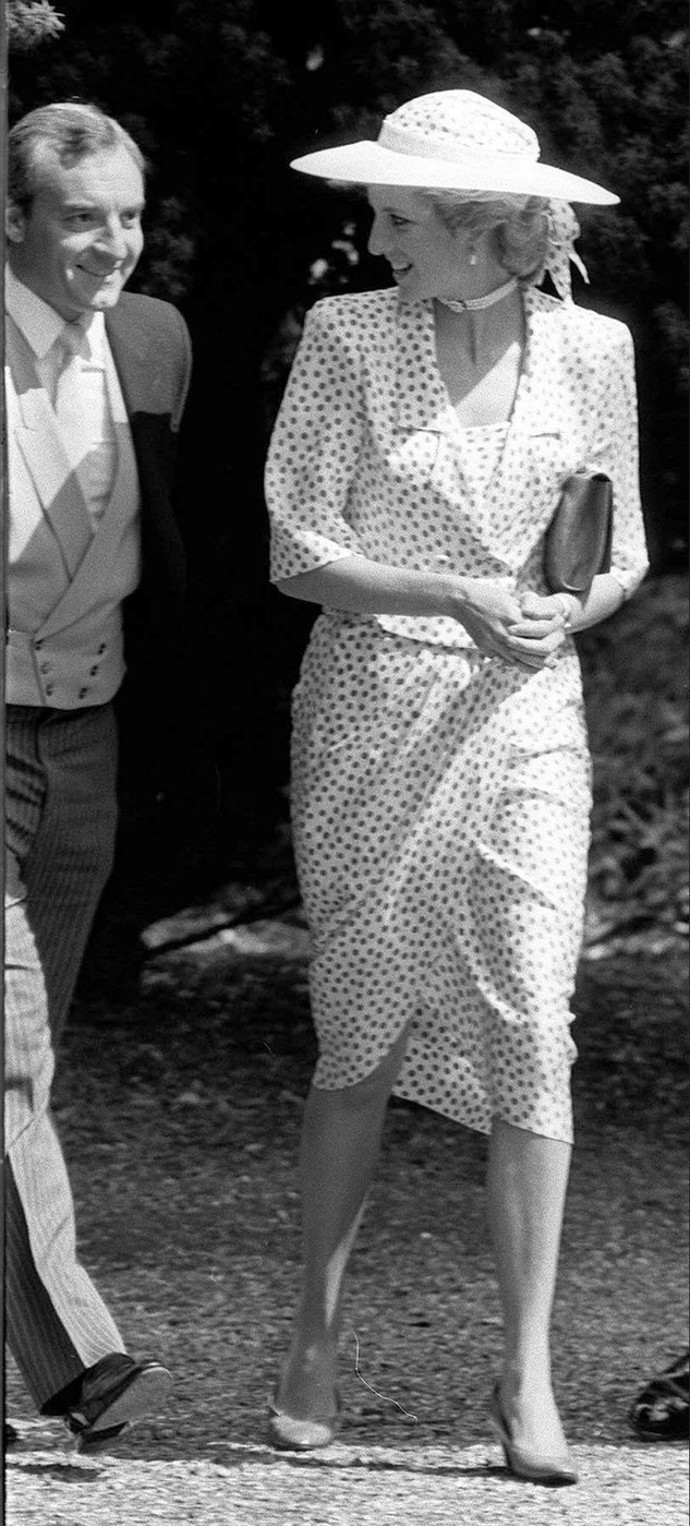 Diana si s módou ráda hrála. Vkusnou halenku a elegantní klobouk doplnila svůdnou zavinovací sukní, která odhalovala její dokonalé nohy
