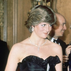 V konzervativním světě briské královské rodiny princezna Diana neváhala vynést nejen decentní kostýmky, ale i rafinovaný výstřih
