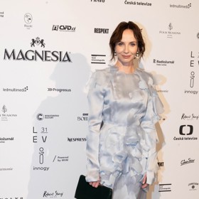 Jana Plodková na Českém lvu v šatech od Zuzany Kubíčkové
