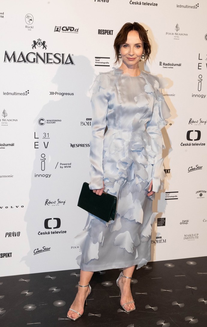 Jana Plodková na Českém lvu v šatech od Zuzany Kubíčkové
