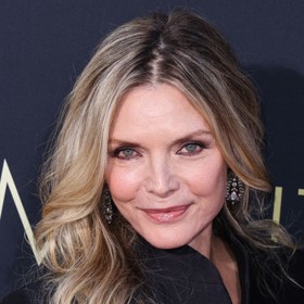 Michelle Pfeiffer sází na polodlouhé zvlněné vlasy.
