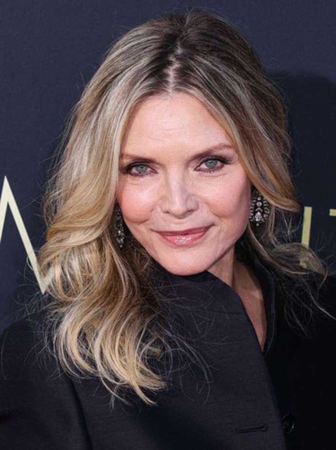 Michelle Pfeiffer sází na polodlouhé zvlněné vlasy.
Michelle Pfeiffer sází na polodlouhé zvlněné vlasy.