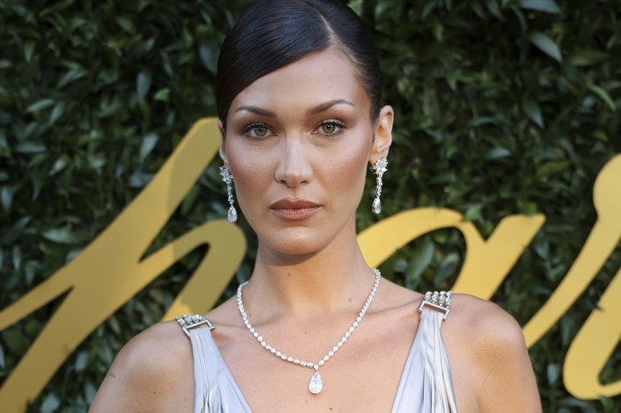 Bella hadid v Cannes na festivalu
