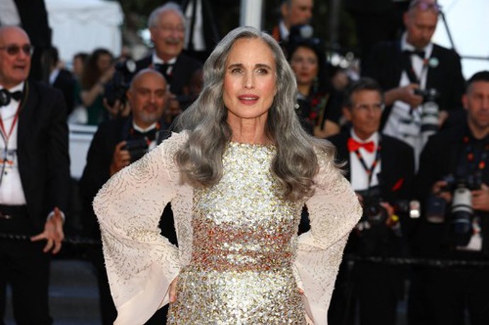 Andie MacDowell přiznává šediny, které vyniknou na jejích nádherných dlouhých vlasech.
Andie MacDowell přiznává šediny, které vyniknou na jejích nádherných dlouhých vlasech.