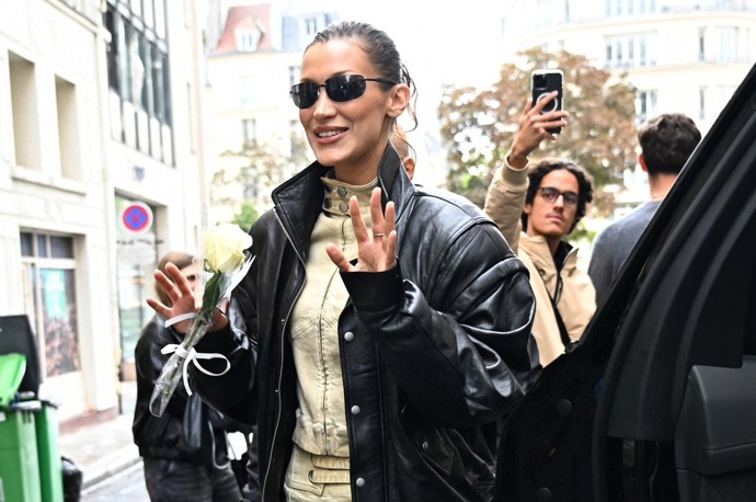 Bella Hadid na Fashion Week v Paříži opět přes hledáčky fotoaparátů
