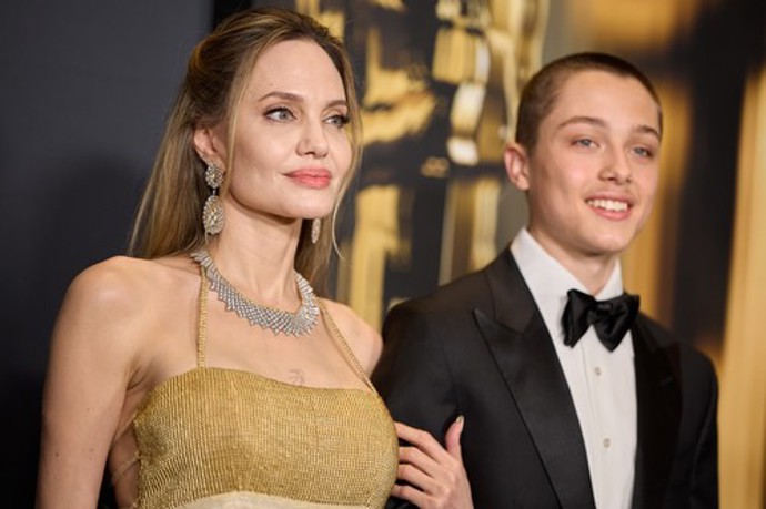 Angelina Jolie letos v listopadu se synem Knox Jolie-Pittem, který svého otce Brada nezapře.
Angelina Jolie letos v listopadu se synem Knox Jolie-Pittem, který svého otce Brada nezapře.