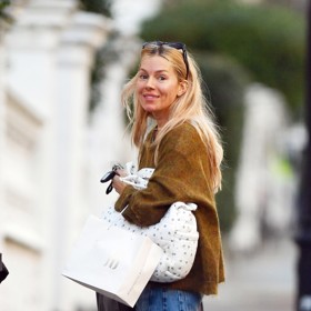 Sienna Miller vsadila na ležérní styling – roztřepené džíny doplnila oversize svetrem a nazouváky Birkenstock.
