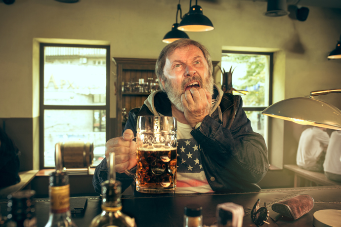 Popíjel, i když se svět vrátil do normálu. A popíjí pořád. A je stejný mrzout a bručoun. Nic není dobře, všichni jsou špatní.
Popíjel, i když se svět vrátil do normálu. A popíjí pořád. A je stejný mrzout a bručoun. Nic není dobře, všichni jsou špatní.