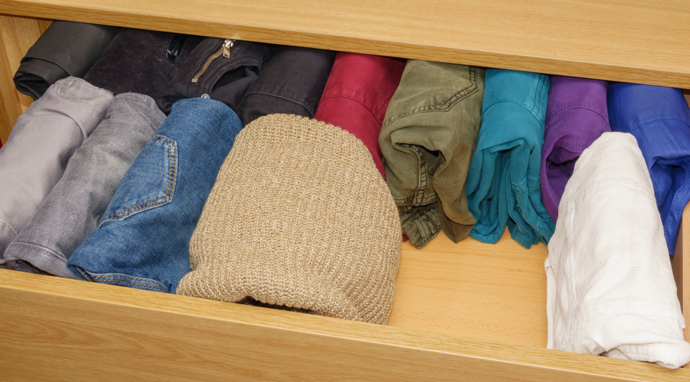Úklid podle Marie Kondo vám pomůže zvládnou nejen předvánoční chaos, ale zajistí čistou a organizovanou domácnost napořád. 
