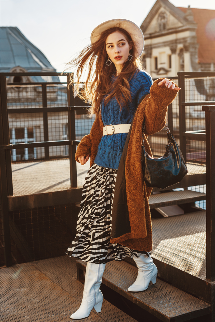 Zvířecí vzory jsou opět IN. Nosit je můžete i na sukních v trendy midi délce. 
