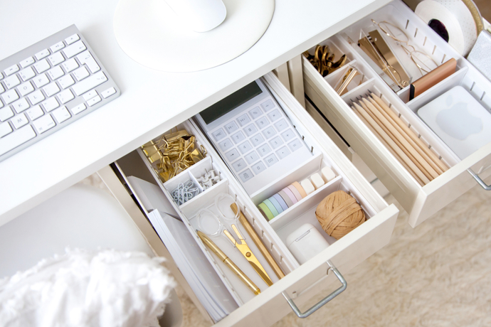 Úklid podle Marie Kondo vám pomůže zvládnou nejen předvánoční chaos, ale zajistí čistou a organizovanou domácnost napořád. 
