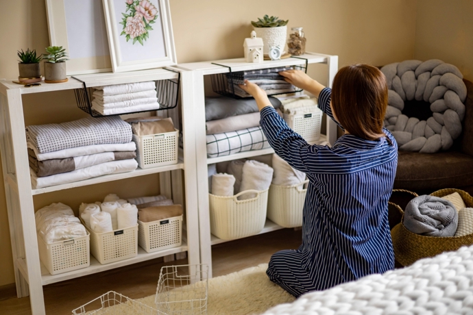 Úklid podle Marie Kondo vám pomůže zvládnou nejen předvánoční chaos, ale zajistí čistou a organizovanou domácnost napořád. 
