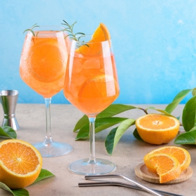 Velký oblíbenec současnosti Aperol Spritz
Velký oblíbenec současnosti Aperol Spritz