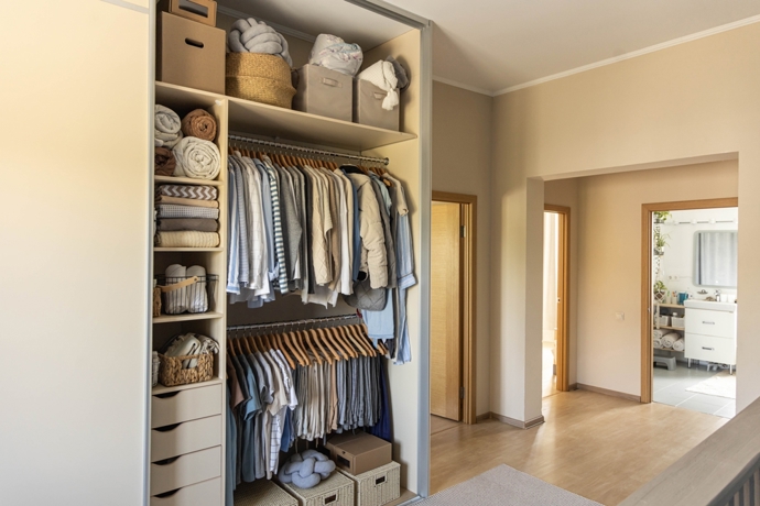 Úklid podle Marie Kondo vám pomůže zvládnou nejen předvánoční chaos, ale zajistí čistou a organizovanou domácnost napořád. 
