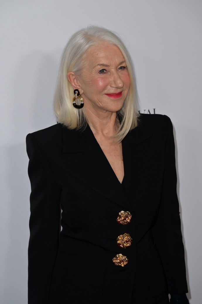 Helen Mirren si nechala narůst delší mikádo, což je po letech, kdy nosila vlasy kratší, příjemná změna.
Helen Mirren si nechala narůst delší mikádo, což je po letech, kdy nosila vlasy kratší, příjemná změna.