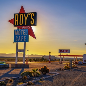 Silnice Route 66 je lemována typickými motely, bistry a benzínkami, ale také záhadnými místy
