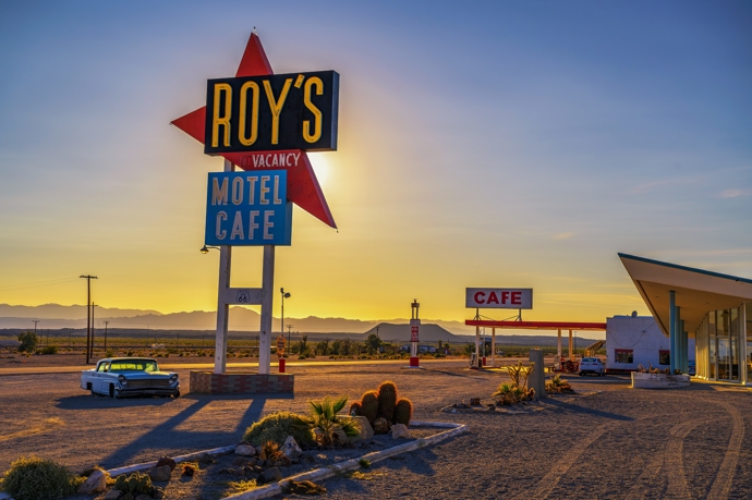 Silnice Route 66 je lemována typickými motely, bistry a benzínkami, ale také záhadnými místy

