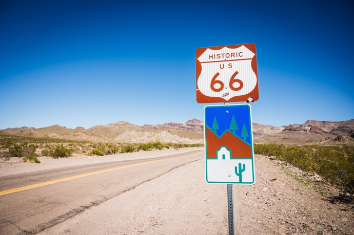 Silnice Route 66 je lemována typickými motely, bistry a benzínkami, ale také záhadnými místy
