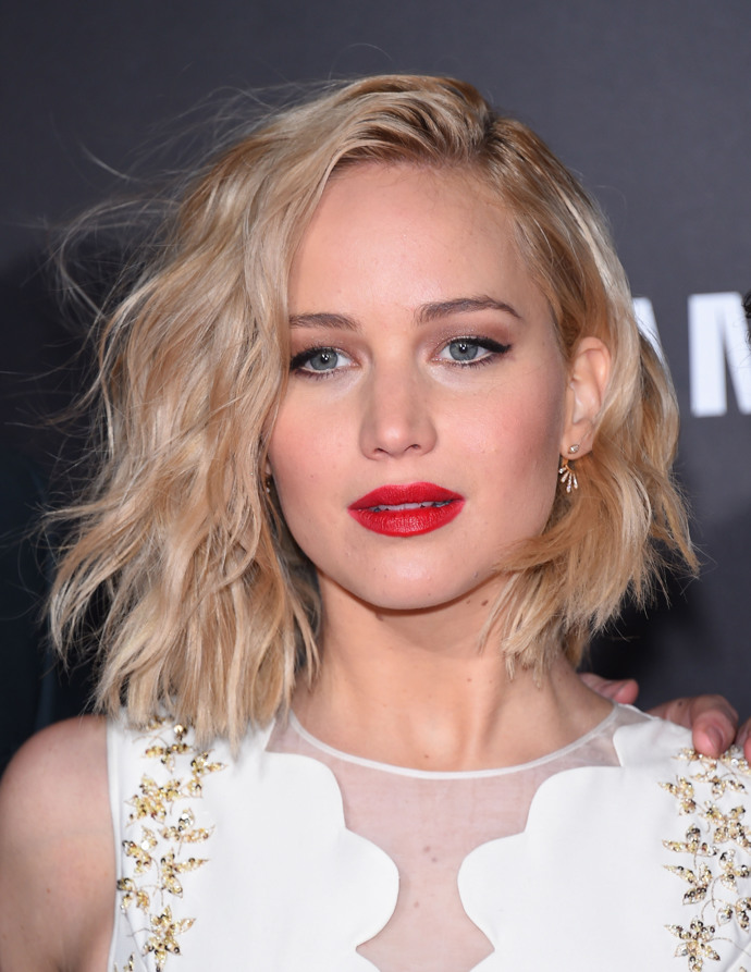 Jennifer Lawrence délky vlasů střídá, ale krátké zvlněné mikádo patří mezi její oblíbené účesy.
Jennifer Lawrence délky vlasů střídá, ale krátké zvlněné mikádo patří mezi její oblíbené účesy.