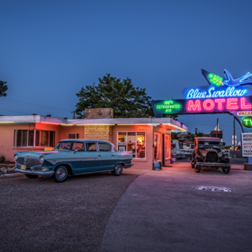 Silnice Route 66 je lemována typickými motely, bistry a benzínkami, ale také záhadnými místy
