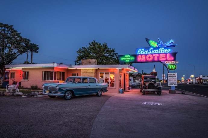 Silnice Route 66 je lemována typickými motely, bistry a benzínkami, ale také záhadnými místy

