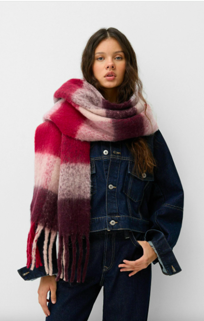 Šála bordeaux, Bershka, 479 Kč
Šála bordeaux, Bershka, 479 Kč