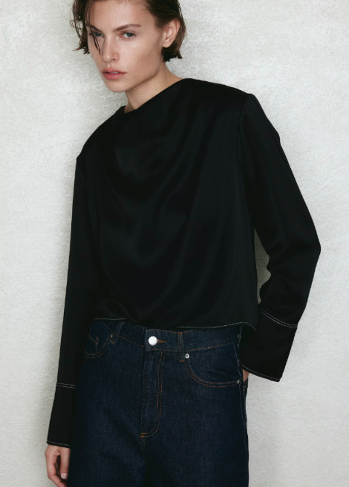 Saténová halenka, H&M, 599 Kč
Saténová halenka, H&M, 599 Kč