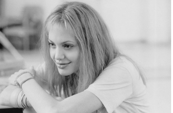Angelina Jolie ve filmu Narušení v roce 1999.
Angelina Jolie ve filmu Narušení v roce 1999.