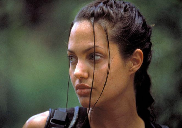 Angelina ve své slavné roli Lara Croft Tomb Rider (2001).
Angelina ve své slavné roli Lara Croft Tomb Rider (2001).