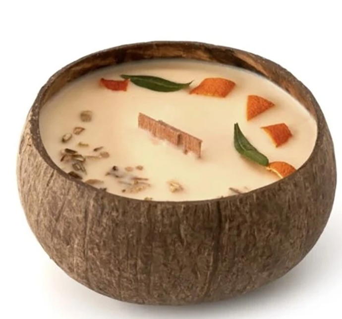 Přírodní sójová svíčka v kokosu v dárkové krabičce INCENSE & ORANGE, Tropikalia, 569 Kč
