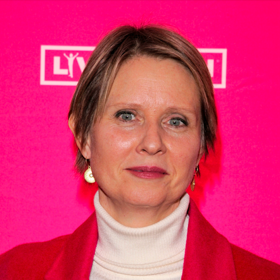 Cynthia Nixon nosila dlouhá léta krátké mikádo, nyní na prahu šedesátky si vlasy jetě více zkrátila. 
